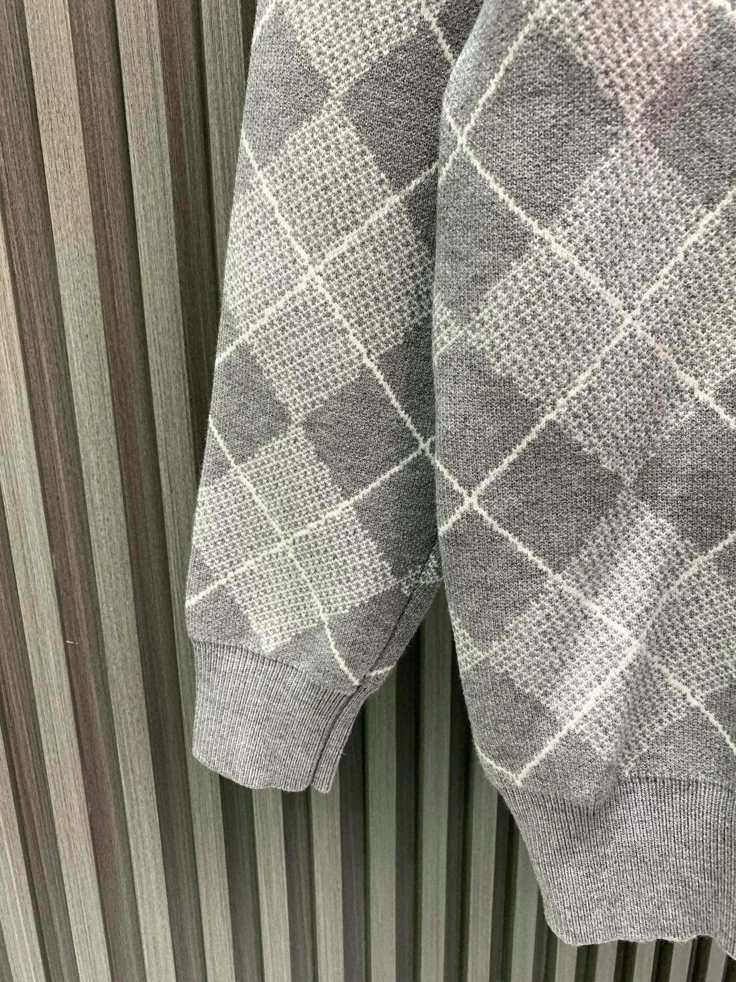 🅿️380 🀄️ Louis Vuitton Louis Vuitton 25*1v diamond plaid cashmere sweater 𝟮5 new autumn and winter products, a must-have~ Love the college style diamond pattern design. Each item is a hot item this year. Made of wool blended fabrics, dyed and custom-woven dyed yarn, multi-sand mouth intarsia technology, Japan Shima Seiki 36 yarn mouth intarsia machine, reverse thread machine knotting Then it is trimmed by hand. It will never come off. It uses half more material than the vest style. The dropped shoulder design adds a lot of relaxation. It will definitely kill all the same type of diamond sweaters~